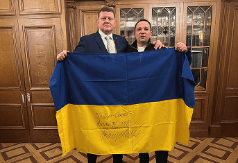 Фото з Залужним та прапором України підписаним для фонду Ukraine Select